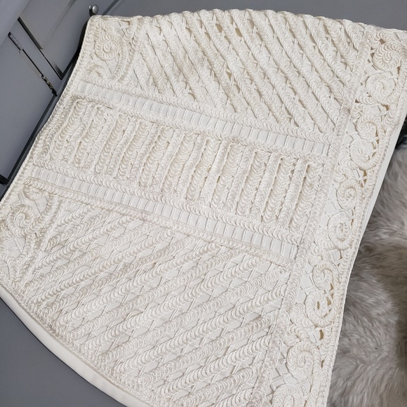 H&M Dresses & Skirts - H&M ivory detailed skirt.